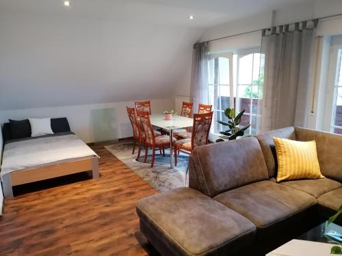 uma sala de estar com um sofá e uma mesa em Apartment Grieshop em Dinklage