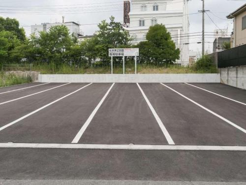 ein leerer Parkplatz mit Schild drauf in der Unterkunft Kochi - Hotel - Vacation STAY 92256 in Kōchi