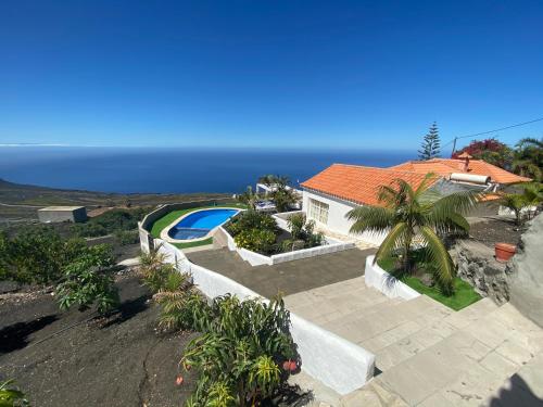 vista aerea di una casa con piscina di Apartamentos y Bungalows Finca Colón a Fuencaliente de la Palma