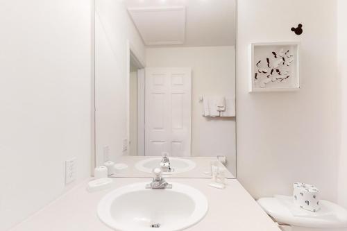 キシミーにあるParadise Palmsの白いバスルーム(洗面台、トイレ付)