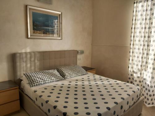 ローマにあるベッド&ブレックファースト アグリ ホルティ サルスティアーニのベッドルーム1室(ベッド1台付)が備わります。壁に絵が飾られています。