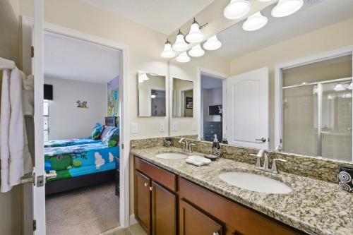 - Baño con 2 lavabos y cama infantil en 1439RF - The Retreat at ChampionsGate, en Davenport