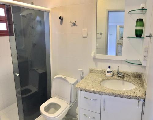 a bathroom with a toilet and a sink and a shower at Casa com Piscina em Ingleses, para 09 pessoas in Florianópolis