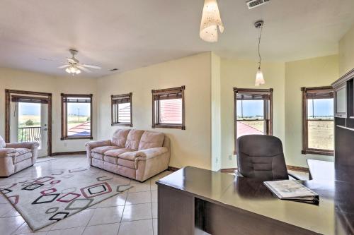 Ruang duduk di 10 Mi to Barr Lake State Park Home with Mtn Views