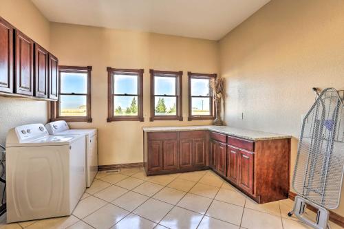 Dapur atau dapur kecil di 10 Mi to Barr Lake State Park Home with Mtn Views