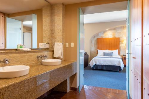 a hotel room with two sinks and a bed at Hotel Flamingo Inn in Querétaro