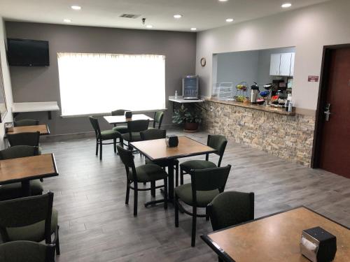 Η κουζίνα ή μικρή κουζίνα στο Lea County Inn