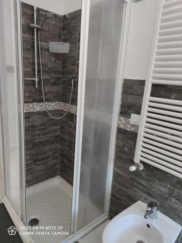 y baño con ducha y lavamanos. en Casa Carlo en La Spezia
