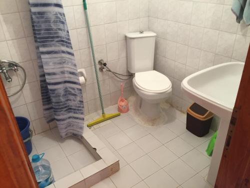 łazienka z toaletą i umywalką w obiekcie Denize 20 adım full eşyalı daire w mieście Tekirdağ
