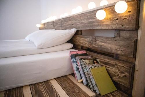 um quarto com uma cama com livros no chão em Casa Boemia em Brasov