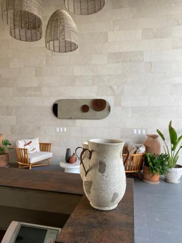 Un jarrón sobre una mesa en una habitación. en vista al mar y alberca infinita aria ocean nvo vallarta, en Nuevo Vallarta 