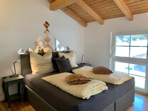 1 dormitorio con 1 cama con 2 almohadas en Apartment "Im Sonneneck" bis 4 Personen mit Parkplatz, W-LAN, Netflix im Thüringer Wald, Schleusingen, en Schleusingen