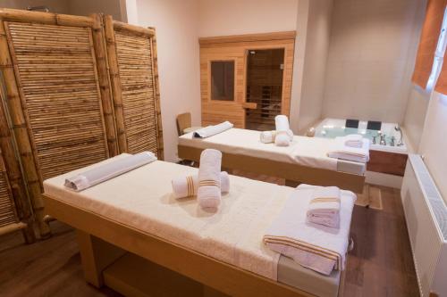 a bathroom with two sinks and a mirror at Hotel Termas Puyehue Wellness & Spa Resort in Puyehue