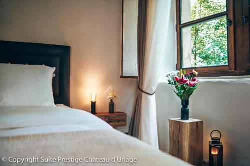 Un pat sau paturi într-o cameră la Suite Prestige Château Uriage - Escapade romantique