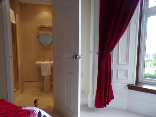 Ванная комната в Dunmor House - Charming Victorian Period Property