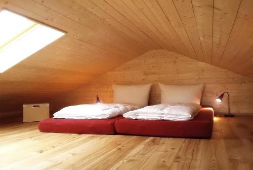 Posteľ alebo postele v izbe v ubytovaní Schwarzes Holzferienhaus mit Sauna -- FELDRAIN -- an der Ostsee, Zierow bei Wismar, 4-6 Personen