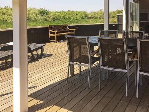 een terras met een tafel en stoelen bij 6 person holiday home in Ringk bing in Søndervig