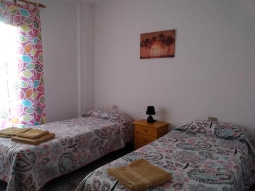 a bedroom with two beds and a window at Apartamento Bello Bello in Valle Gran Rey