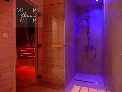 een badkamer met een douche met een bord dat zegt nooit te ontmoeten bij Schwarzes Holzferienhaus mit Sauna -- GARTENGLÜCK -- an der Ostsee, Zierow bei Wismar, Strand 500m, 2 Schlafzimmer in Zierow
