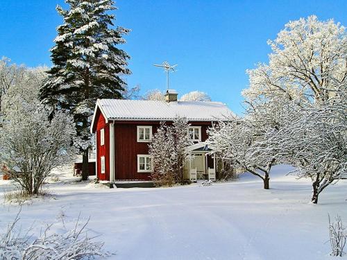 グレンナにある4 person holiday home in GR NNAの雪屋根の赤い家