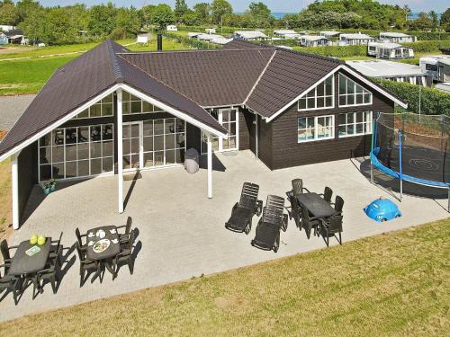 una vista aérea de una casa con mesa de picnic y sillas en 14 person holiday home in Odder, en Odder