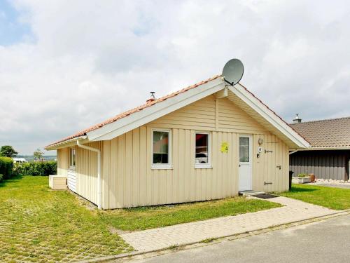 ein kleines Haus mit in der Unterkunft 4 person holiday home in Gelting in Gelting