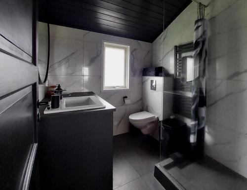 Koupelna v ubytování Hilltop Cabin Hekla - Golden Circle - Geysir - Mountain View