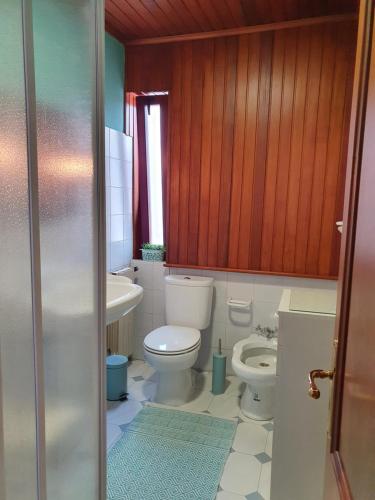 a bathroom with a toilet and a sink at Casa de Castro Laboreiro in Castro Laboreiro