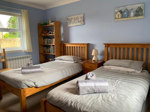Duas camas sentadas uma ao lado da outra num quarto em Brada View Bamburgh em Bamburgh