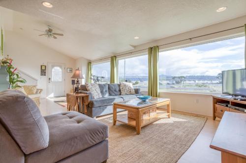 a living room with a couch and a tv at Amandas Cottage in Waldport