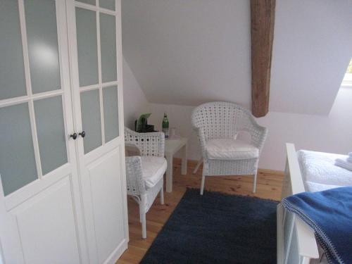 a room with two chairs and a table and a door at To`n Schlagboom in Wangerland