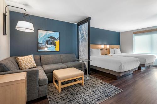 卡梅爾的住宿－Hyatt Place Indianapolis Carmel，酒店客房,配有床和沙发