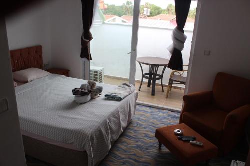 1 dormitorio con 1 cama, 1 silla y 1 ventana en Gözde Butik Otel Belek en Belek