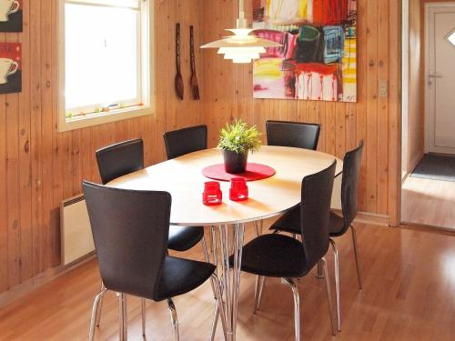 uma sala de jantar com mesa e cadeiras em 6 person holiday home in L kken em Grønhøj