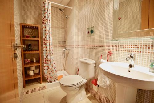 a bathroom with a toilet and a sink and a shower at Ohana Vista Mar Los Abrigos in Los Abrigos