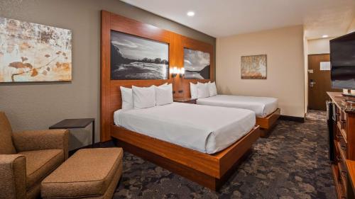 Postel nebo postele na pokoji v ubytování Best Western Plus Oklahoma City Yukon