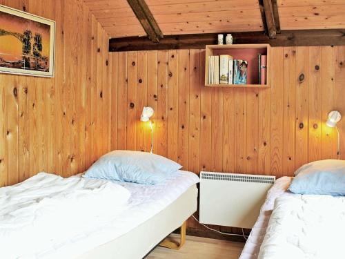 Postel nebo postele na pokoji v ubytování Three-Bedroom Holiday home in Vejers Strand 8