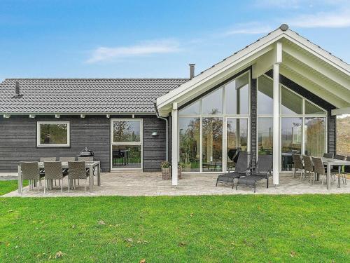 ein Haus mit Glastüren und einer Terrasse in der Unterkunft 10 person holiday home in Hasselberg in Kappeln
