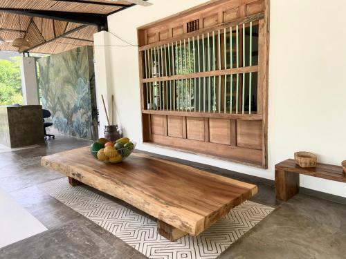a living room with a wooden table and a window at Waka Hotel Rural in Honda