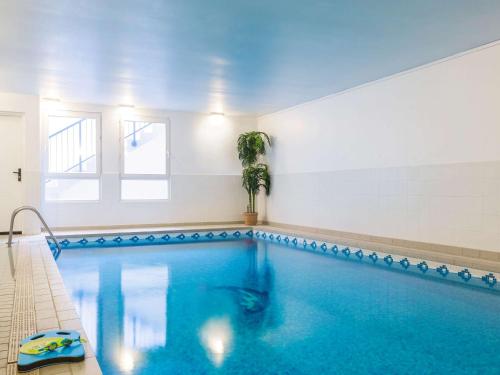 Aparthotel Adagio Access Paris Vanves - Porte de Versailles tesisinde veya buraya yakın yüzme havuzu