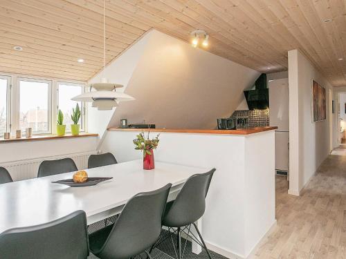 cocina y comedor con mesa blanca y sillas en 6 person holiday home in S by, en Saeby