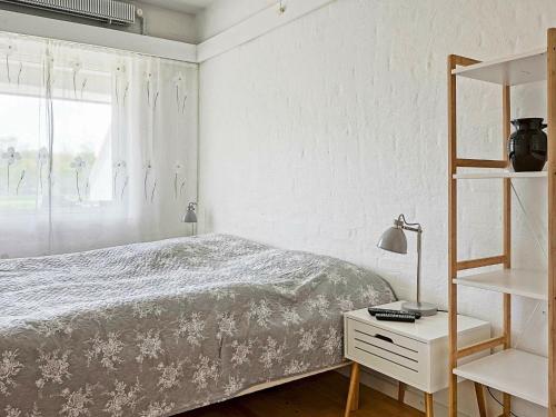 En eller flere senge i et værelse på Apartment Aakirkeby