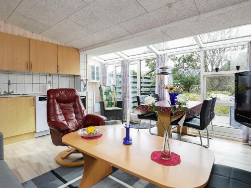uma cozinha e sala de estar com mesa e cadeiras em 4 person holiday home in Vejers Strand em Vejers Strand