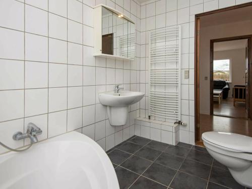 ノーポにあるHoliday home Nordborg VIIIの白いバスルーム(洗面台、トイレ付)