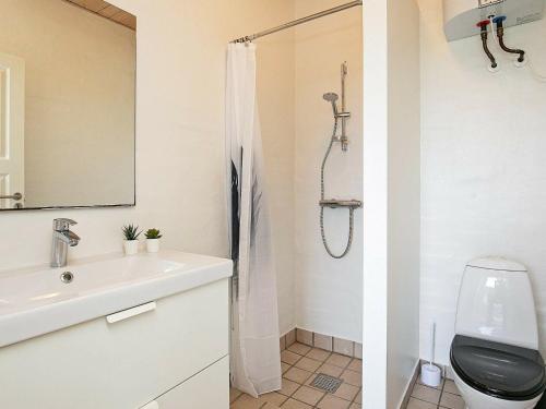 La salle de bains est pourvue d'un lavabo, de toilettes et d'une douche. dans l'établissement 6 person holiday home in Faaborg, à Fåborg
