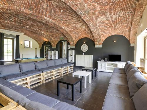 sala de estar con sofás y mesa de billar en Large house ideal for families, en Houyet