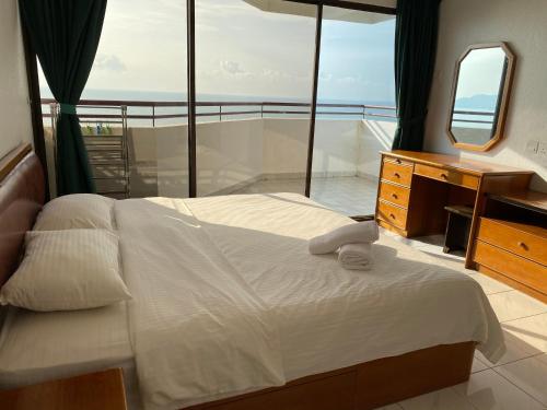 Una cama o camas en una habitación de The View Ferringhi 3BR Apartment