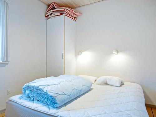 een bed in een kamer met bij Holiday Home Brøddegade III in Gudhjem