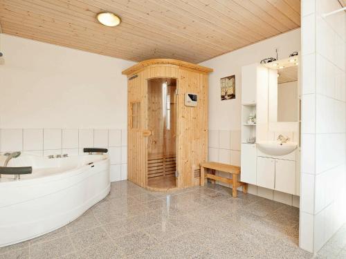 ein großes Bad mit einer Badewanne und einem Waschbecken in der Unterkunft 6 person holiday home in Asn s in Asnæs
