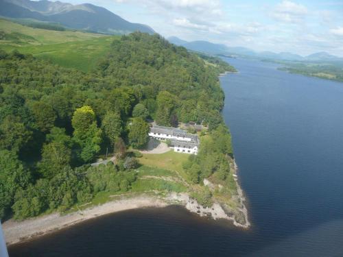 una vista aerea di una casa su un'isola in acqua di Taychreggan Hotel a Kilchrenan